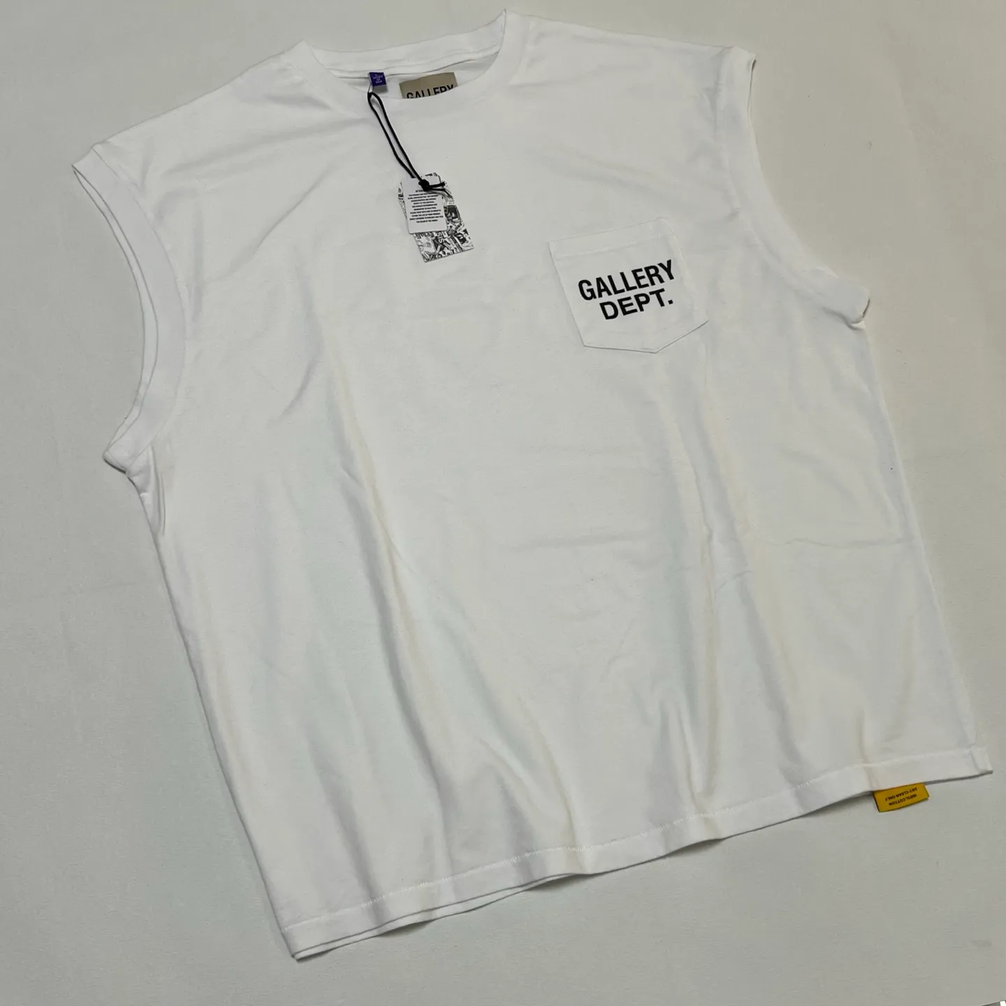 GALLERY DEPT. AUGI SLEEVELESS TEE/VINTAGE BLACK/NAVY/WHT English pocket sleeveless vest TEE Washed black/navy blue/white S-XL Same as the original version Super comfortable summer brushed lightweight material No sense of comfort on the upper body Loose and crisp fit Comfortable and breathable